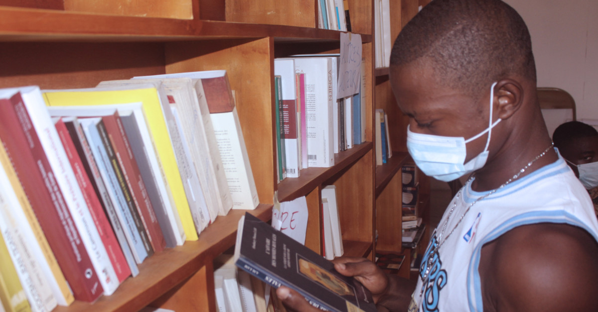 Die Anlu Bibliothek in Oyack, Kamerun - Initiative Perspektivwechsel e.V.