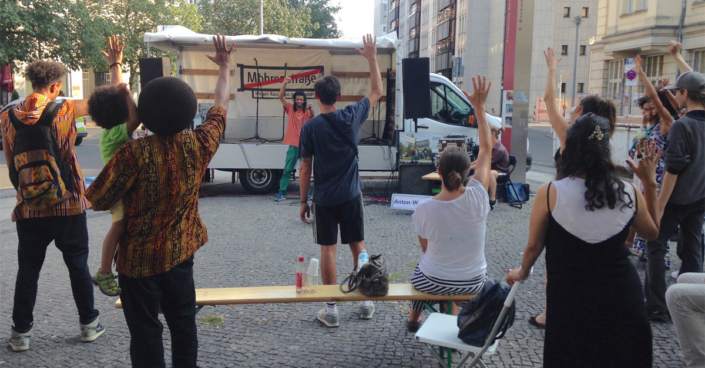 Konta performt auf dem 6. Umbenennungsfest der M*straße Konta performt auf dem 6. Umbenennungsfest der M*straße