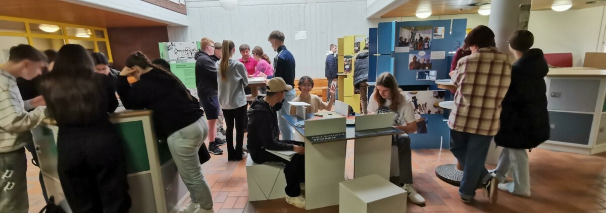 Ausstellung in einer Schule in Wilhelmshafen, 2023.