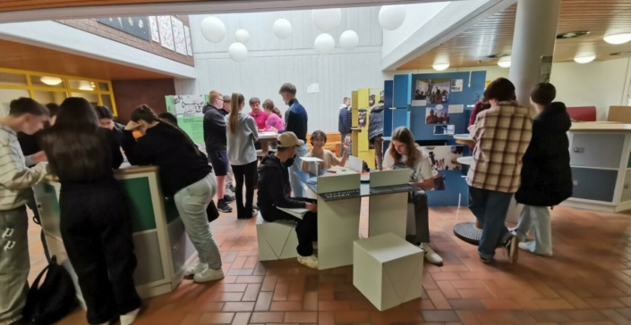 Ausstellung in einer Schule in Wilhelmshafen, 2023.